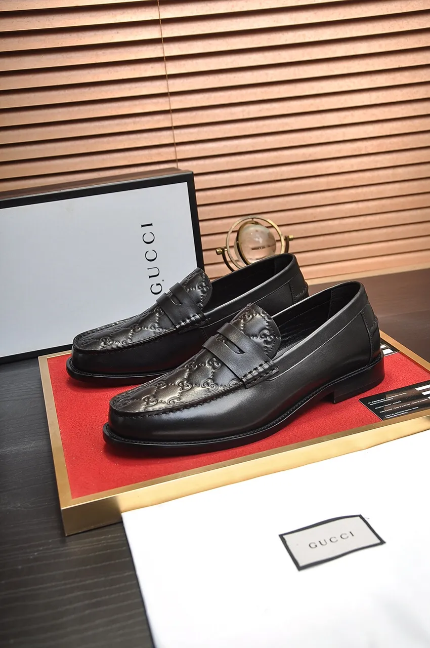 Men's shoes💰560💶Italy's top luxury men's shoe giant (GUCCI) (Gucci) (full cowhide lining) new arrival🍃Original European style🔰 Pleasant to the eye😍In order to make the shoes more durable and non-deformable🌀The production continues to follow traditional methods but there is still no lack of innovation💪Choose original sheepskin for the leather♻️ Smooth and natural And extra bright ⭐Made of imported cowhide, the first choice of rich people 38-45 (45 customized)